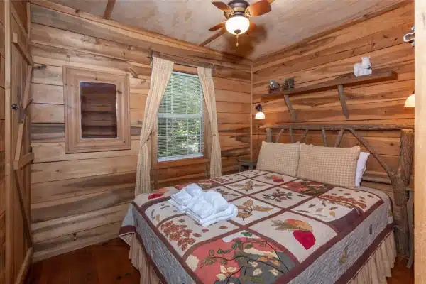 Cozy "Squirrel's Nest" Cabin - Brevard Cabin Rental Pet Friendly